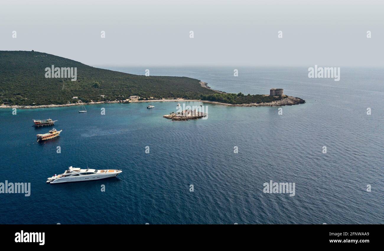 Luftaufnahme der Boka Kotorska, Eingang in den Fjord von Montenegro, der zur Stadt Kotor führt. Bucht von Kotor. Yacht und Boote. Küste. Zanjic Stockfoto