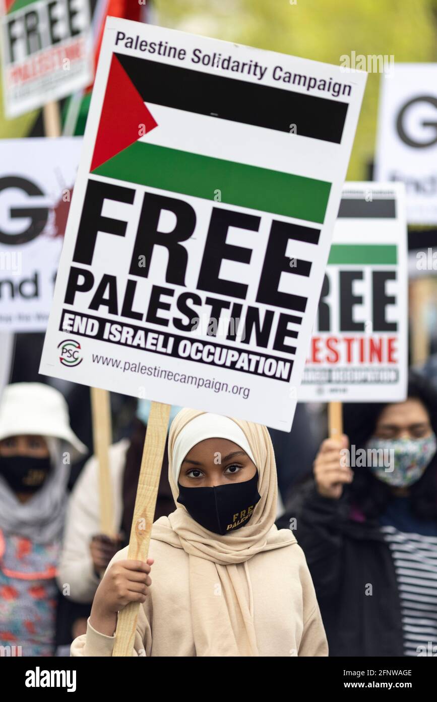 Protestierende mit Plakat, Solidaritätsprotest 'Free Palestine', London, 15. Mai 2021 Stockfoto