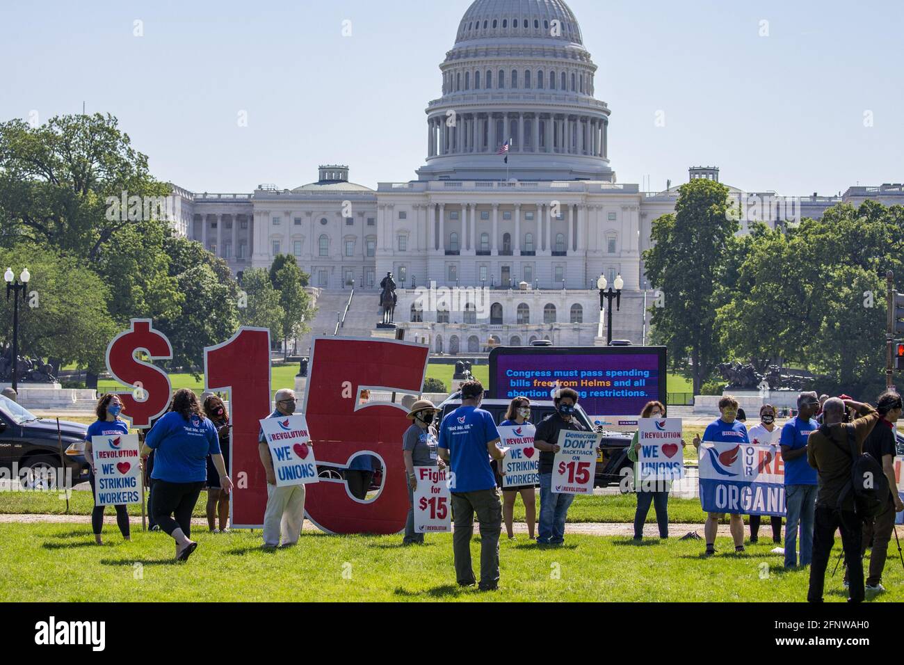 Washington, Usa. Mai 2021. Der Kampf der Internationalen Gewerkschaft des Dienstmitarbeiters um die 19-stündige Kundgebung vor dem US-Kapitol in Washington, DC, findet am Mittwoch, den 2021. Mai 2015, statt. Die Gewerkschaft unterstützt die Anhebung des Mindestlohns auf -15 pro Stunde und die streikenden McDonald's-Arbeitnehmer. Foto von Tasos Katopodis/UPI Credit: UPI/Alamy Live News Stockfoto