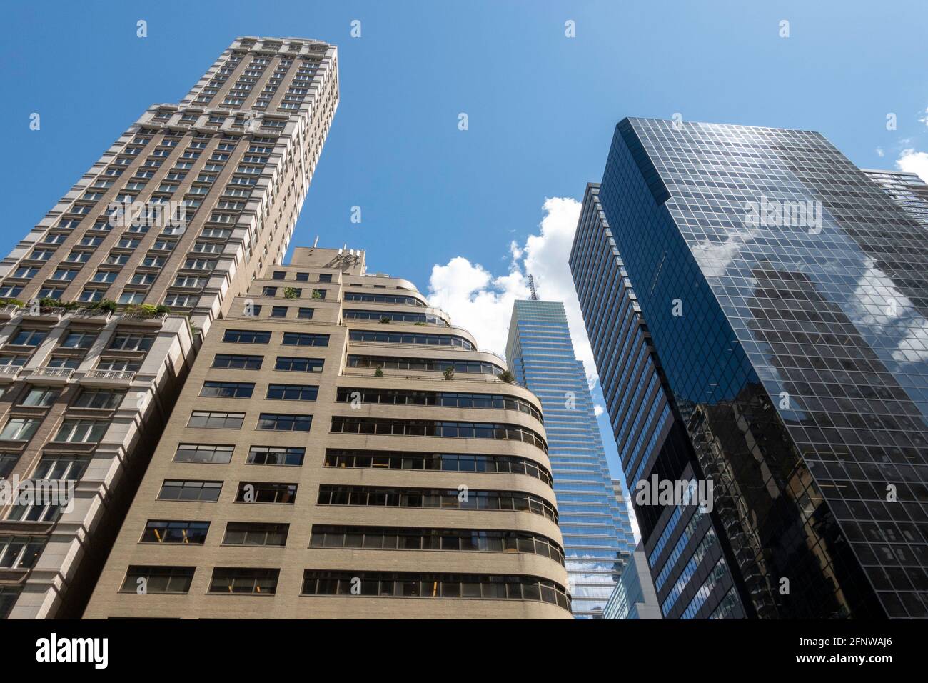 Kontrastierende Architektur an der Park Avenue in New York City, USA Stockfoto