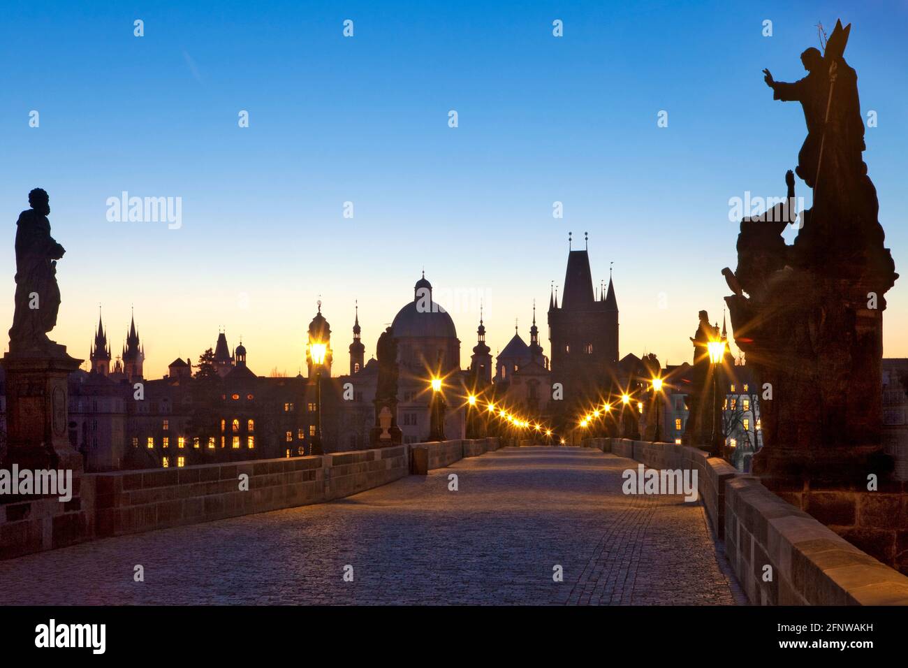 Prag, Tschechien - Karlsbrücke und Türme der Altstadt.im Morgengrauen. Stockfoto