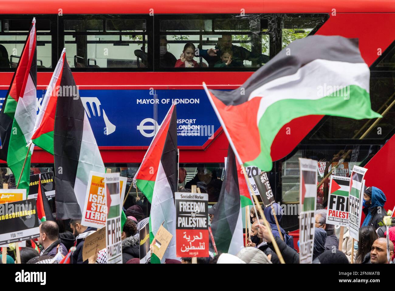 Buspassagiere winken zu marschierenden Demonstranten unten, Solidaritätsprotest „Freies Palästina“, London, 15. Mai 2021 Stockfoto