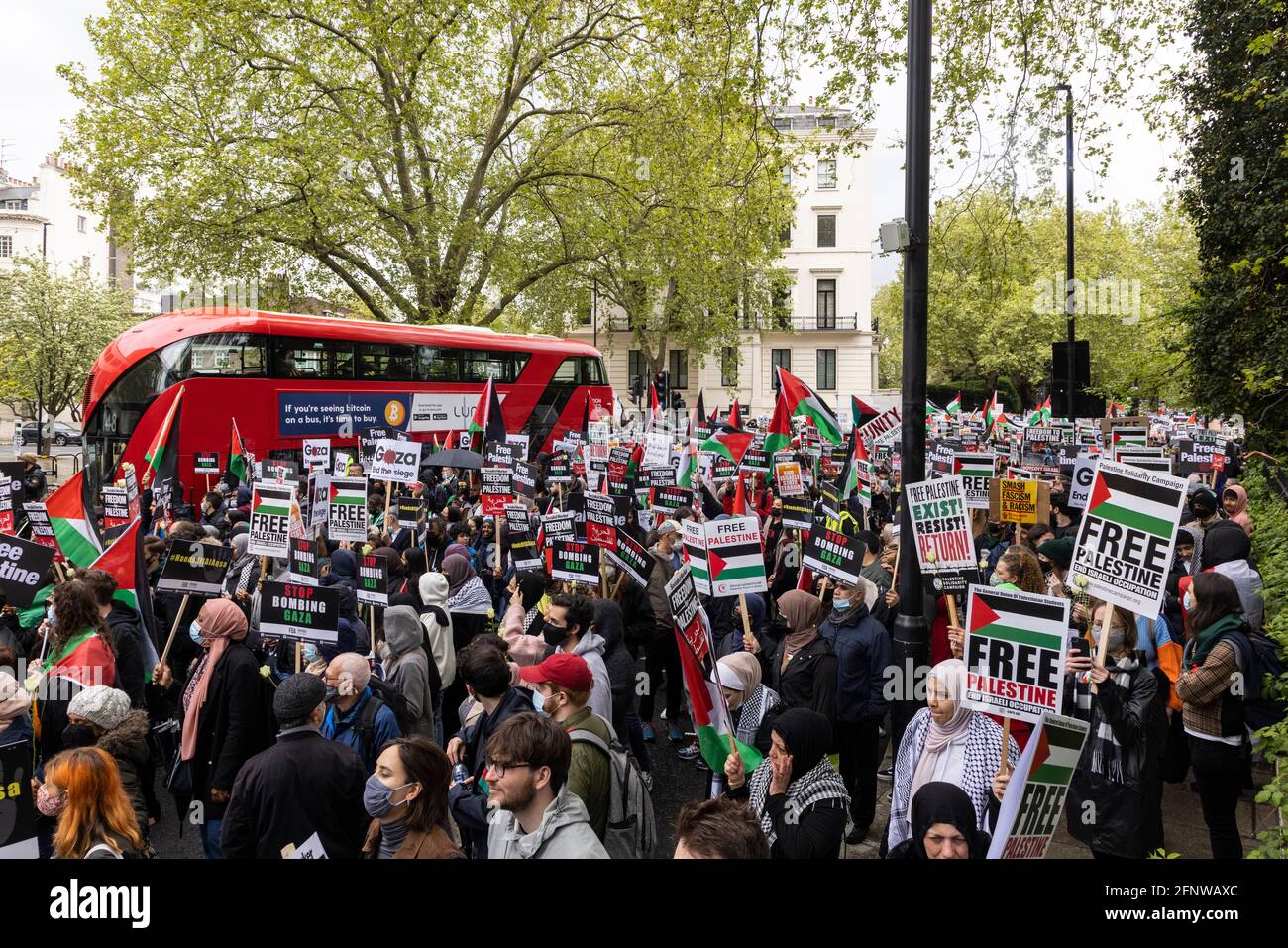 Menschenmenge marschierender Demonstranten, Solidaritätsprotest „Freies Palästina“, London, 15. Mai 2021 Stockfoto