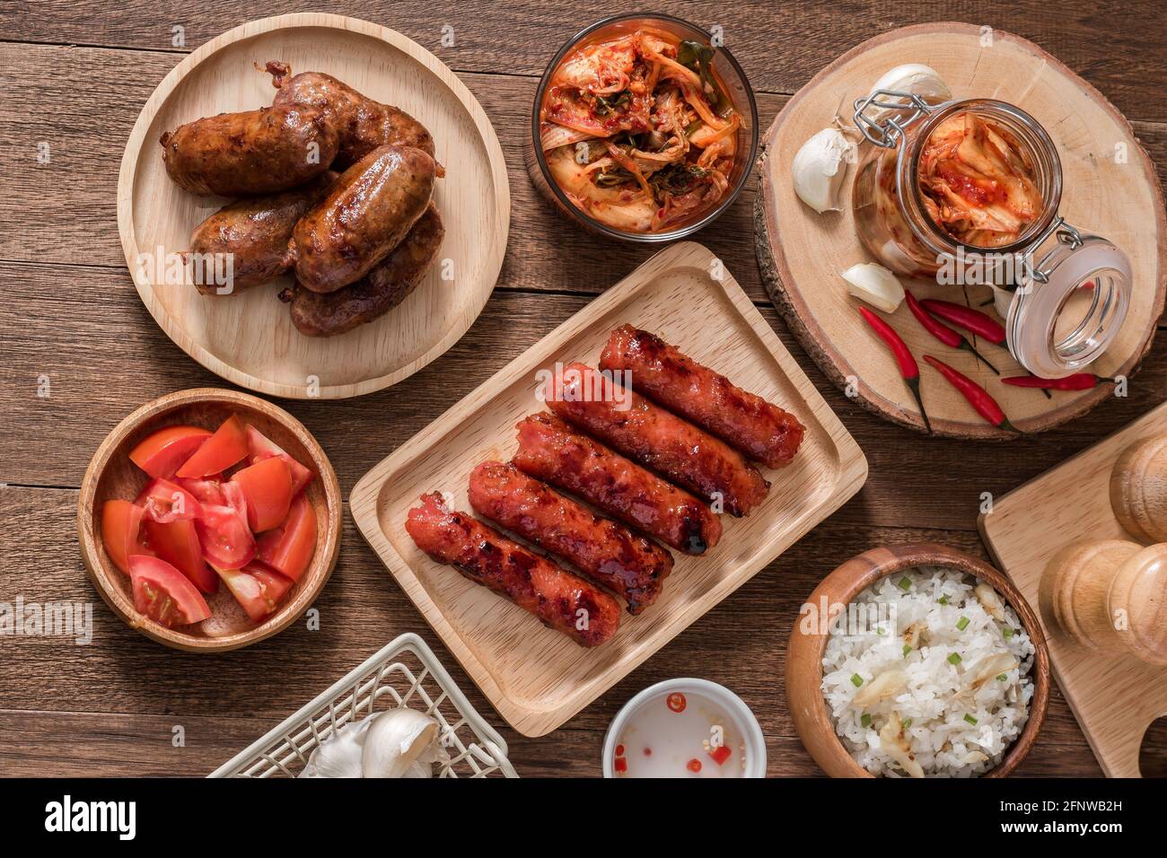 Flatlay von philippinischen Wurst Frühstück mit longganisa, Knoblauch Reis und koreanischen Kimchi Stockfoto