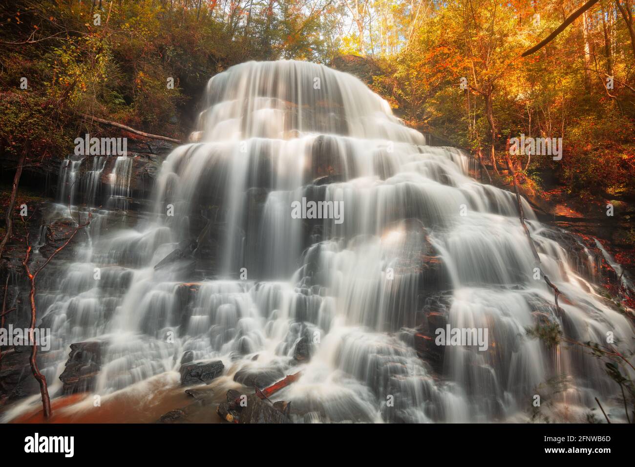 Yellow Branch Falls, Walhalla, South Carolina, USA in der Herbstsaison. Stockfoto