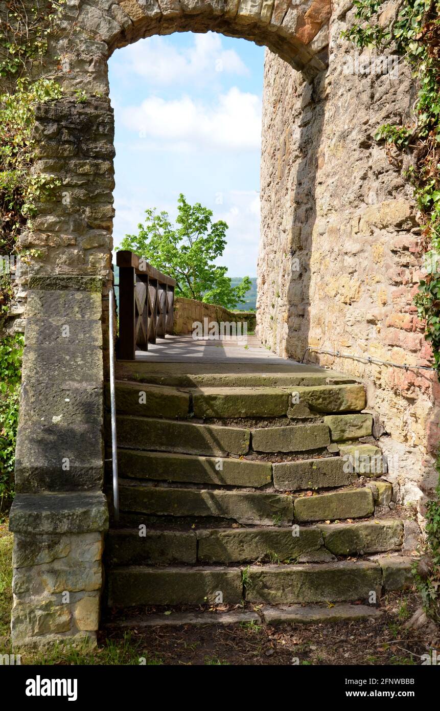Alte Steintreppe und Bogen auf Schloss Creuzburg Stockfoto