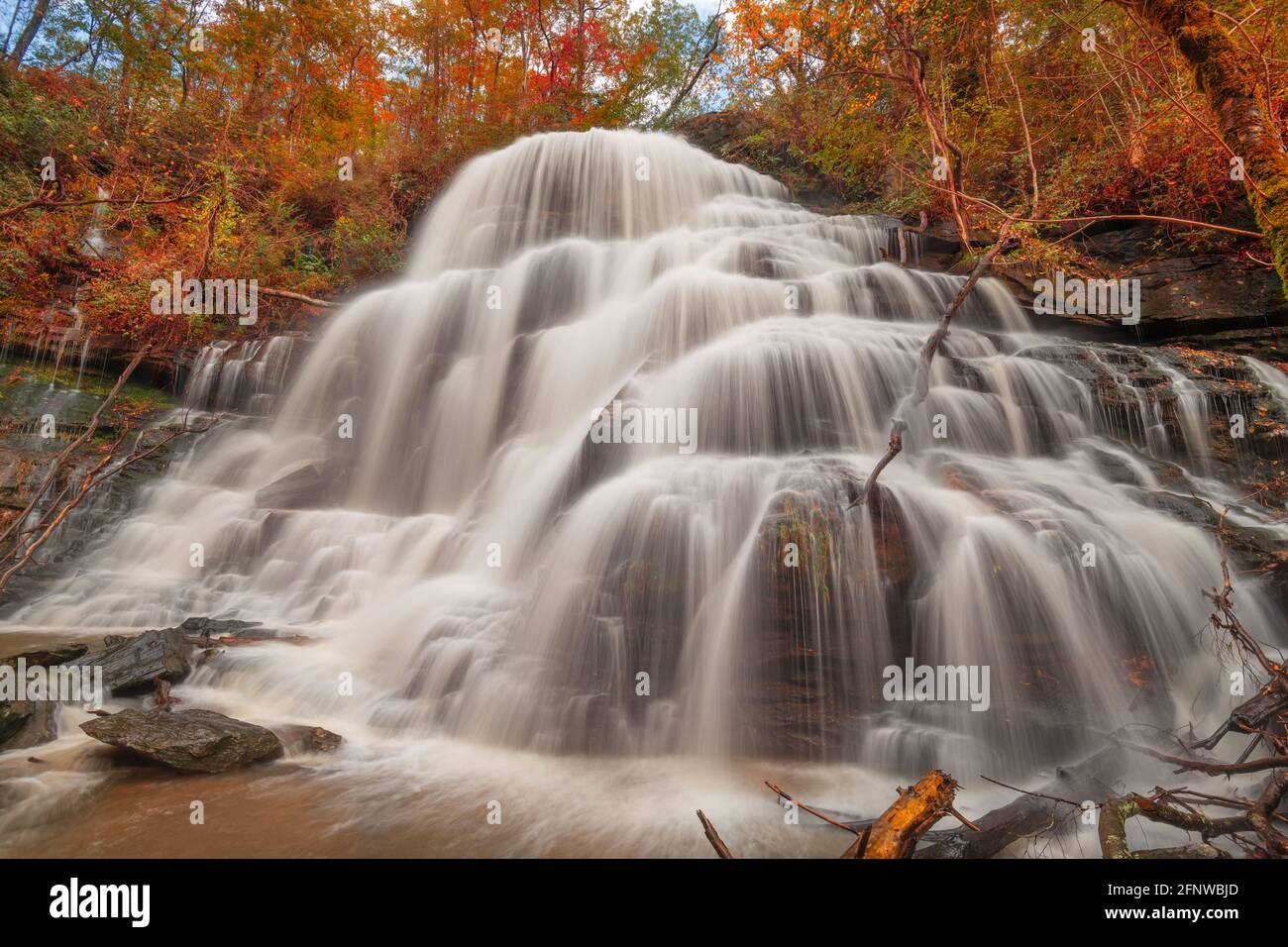 Yellow Branch Falls, Walhalla, South Carolina, USA in der Herbstsaison. Stockfoto
