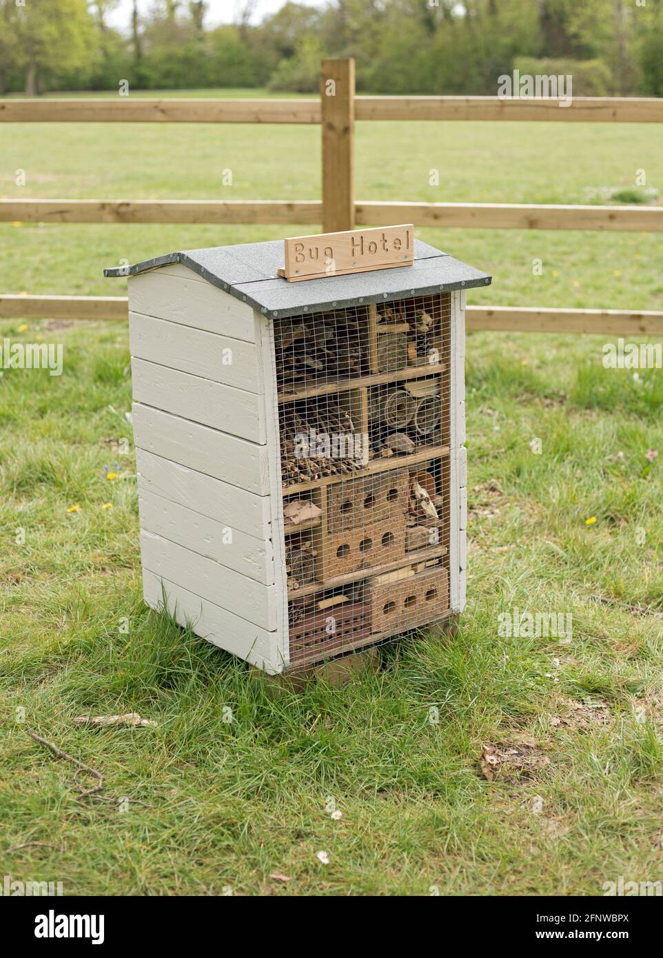 Shotgate, Essex, England, Mai 2021, ein Bug Hotel wurde gebaut und in einem Park platziert. Stockfoto