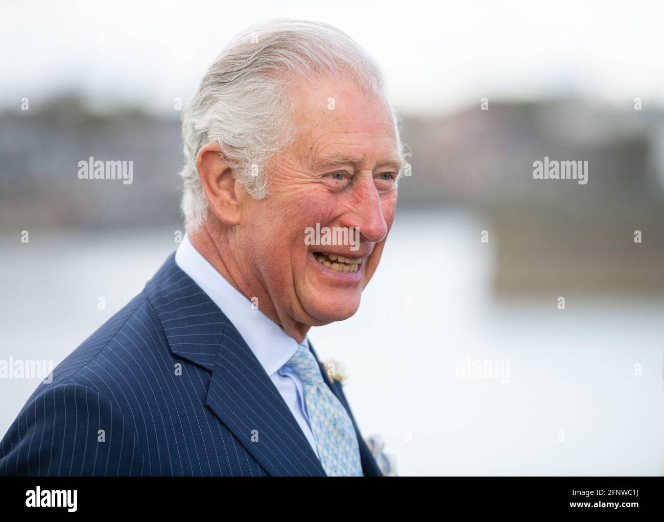 Der Prinz von Wales bei einem Besuch im Hafen von Donaghadee, wo er Steine sah, die die Hafenmauern säumen und die während der Pandemie mit Botschaften der Hoffnung der lokalen Bevölkerung geschmückt wurden. Der Prinz enthüllte außerdem eine Gedenktafel zum Gedenken an die zweihundertjährige Feier der königlichen Charta von Donaghadee Harbour und die Grundsteinlegung des Hafens. Bilddatum: Mittwoch, 19. Mai 2021. Stockfoto