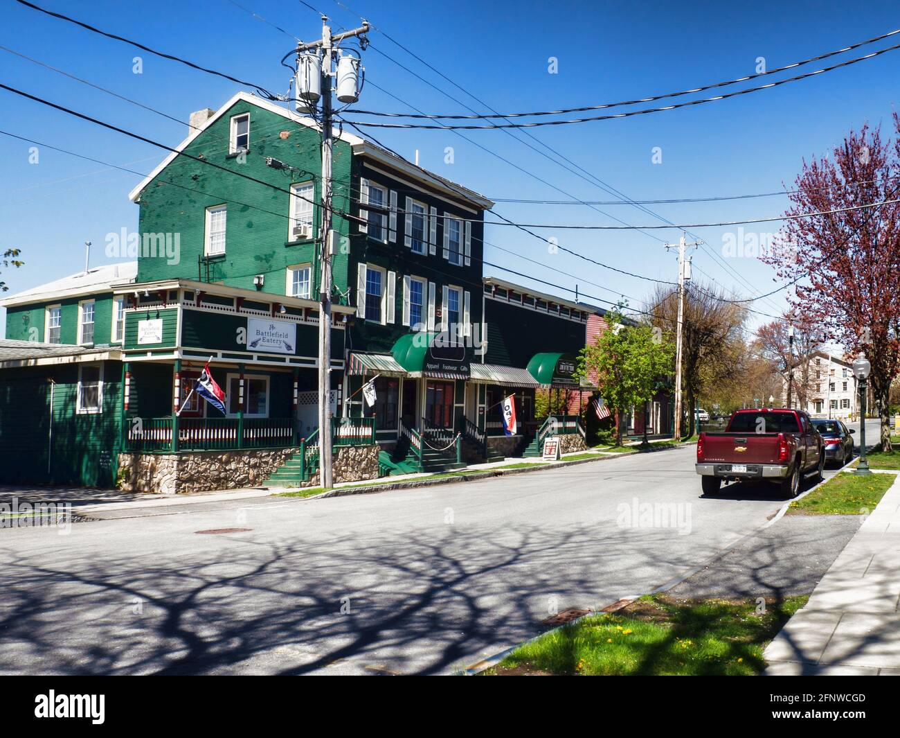 Sackets Harbour, New York, USA. 12.Mai 2021. Blick auf die West Main Street mit der Battlefield Eatery im kleinen historischen Dorf Sackets Harbour Stockfoto