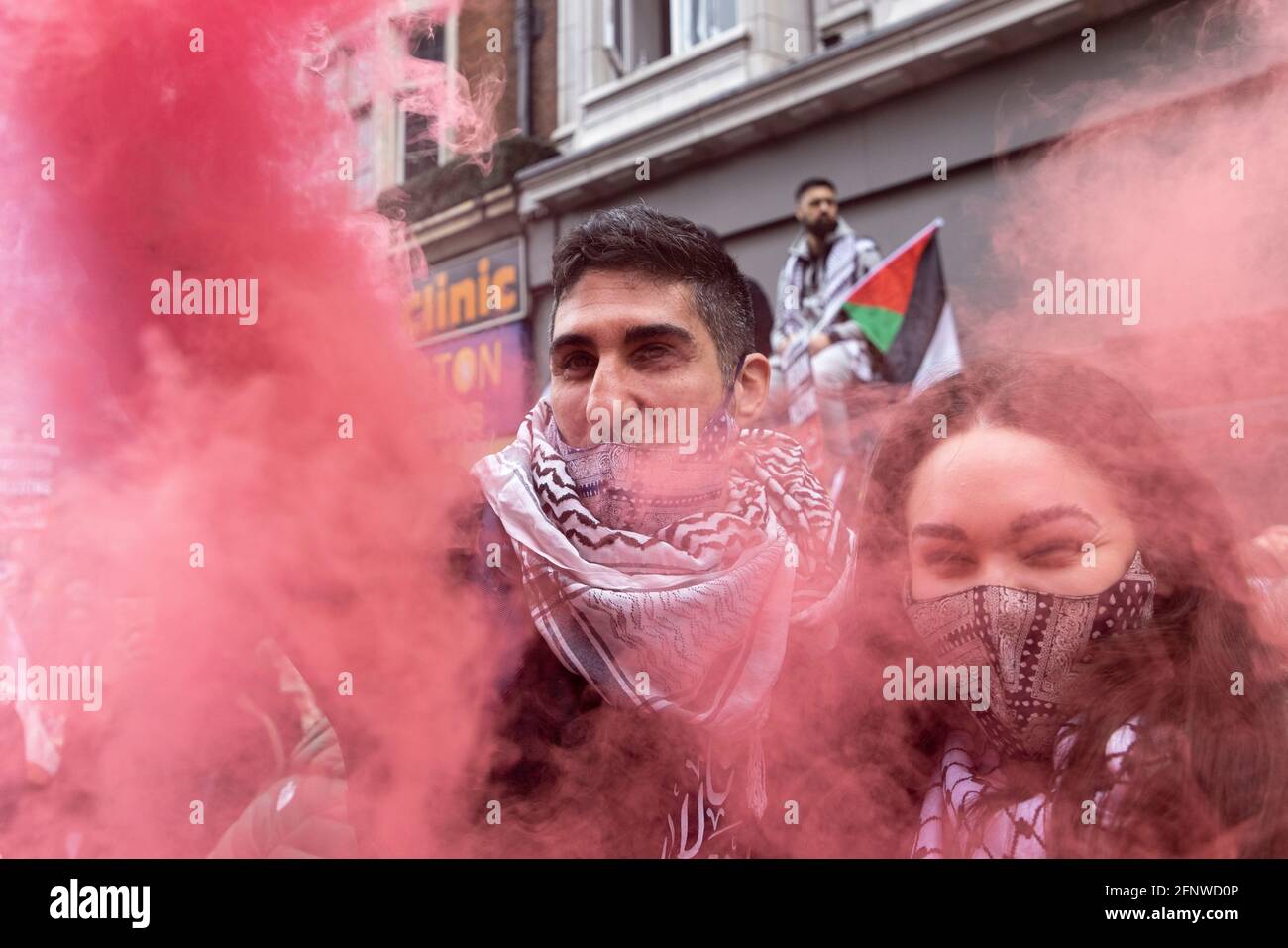 Demonstranten umgeben von farbigem Rauch, Solidaritätsprotest für das 'Freie Palästina', London, 15. Mai 2021 Stockfoto