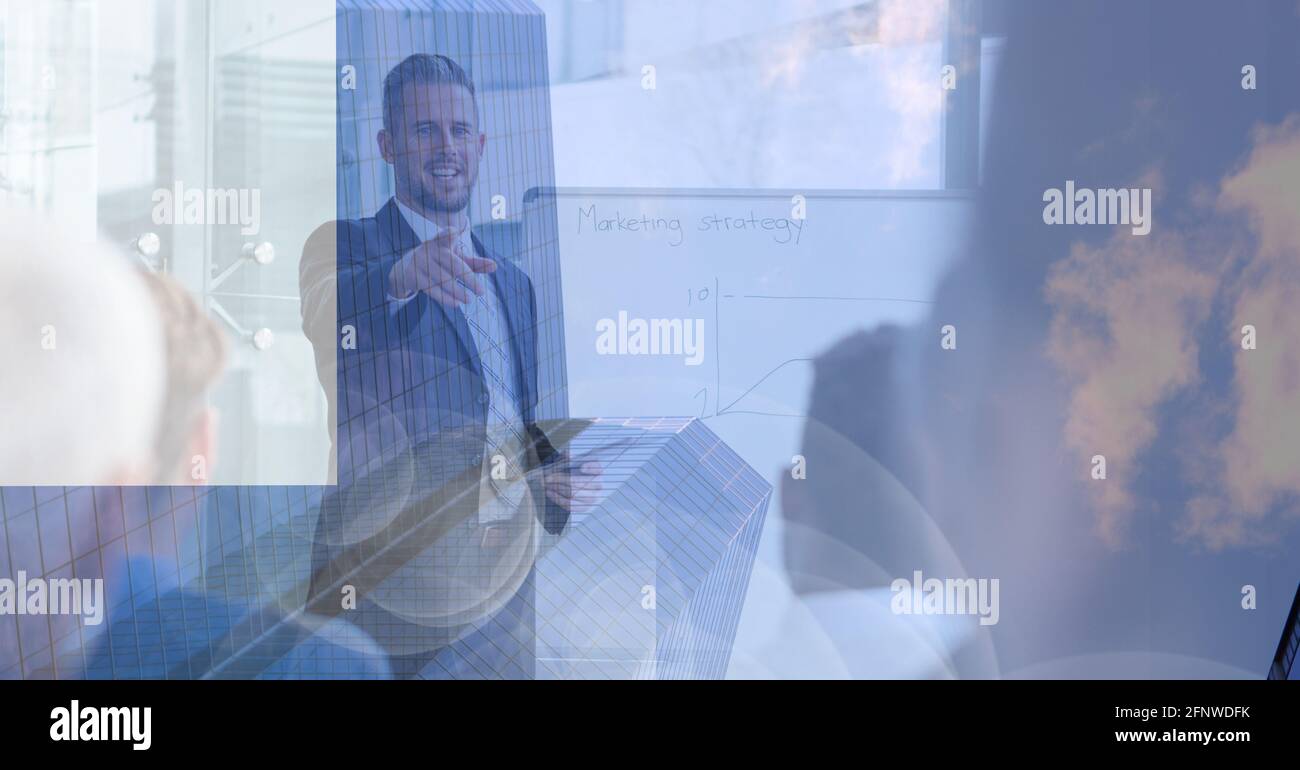 Komposition aus lächelndem Geschäftsmann, der eine Präsentation über Wolken zeigt Stockfoto