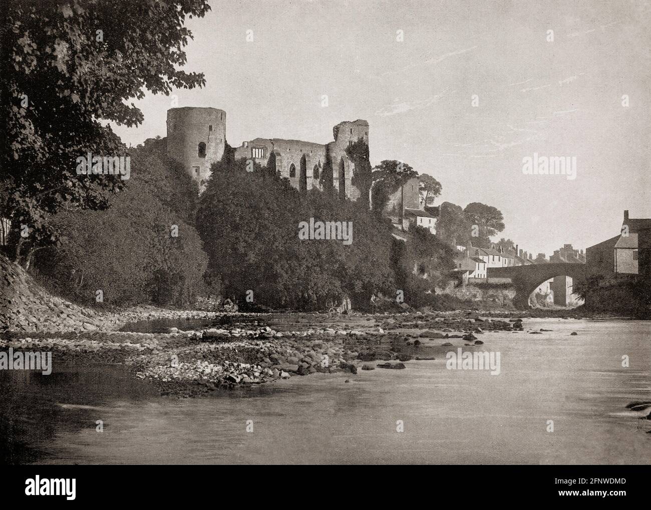 Ein Blick aus dem späten 19. Jahrhundert auf Barnard Castle, eine Marktstadt in Teesdale, County Durham, England. Es ist nach dem Schloss benannt, um das es herum gebaut wurde und liegt am Fluss Tees. Die Burg wurde in der zweiten Hälfte des 12. Jahrhunderts von Bernard de Balliol I. in Stein gebaut, was den Namen der Stadt hervorgebracht hat. Die Burg wurde durch die Balliol-Familie weitergegeben, dann in den Besitz von Richard Neville, Graf von Warwick. König Richard III. Erbte es durch seine Frau Anne Neville, aber es fiel in Ruinen im 15. Jahrhundert nach seinem Tod. Stockfoto