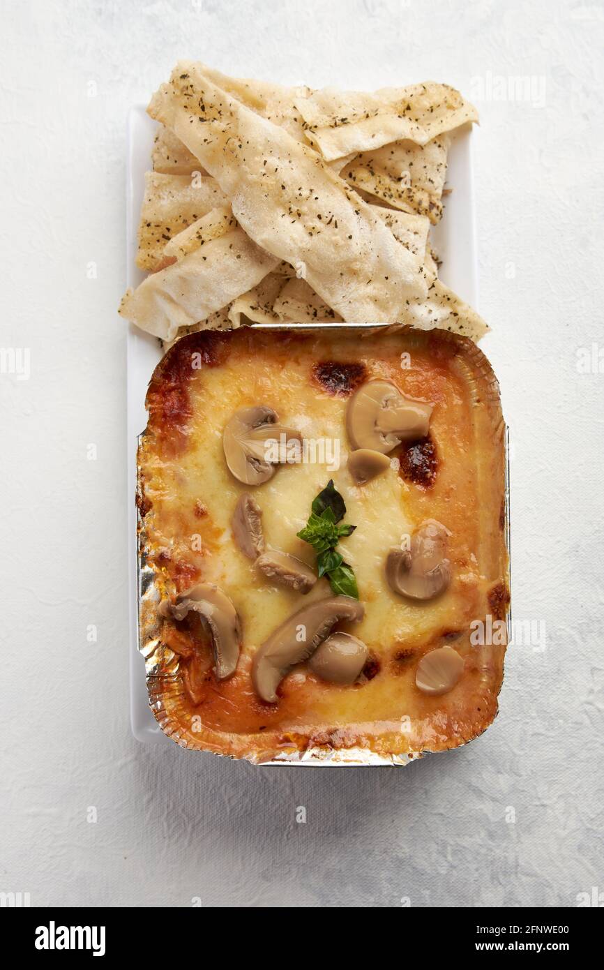 Draufsicht auf eine Lasagne mit Pilzen Stockfoto