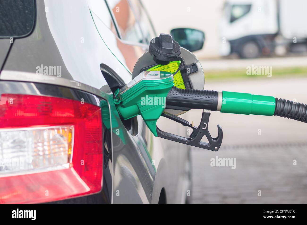 Zapfpistole an der Tankstelle, das Auto an einer Tankstelle mit Benzin befüllen Stockfoto