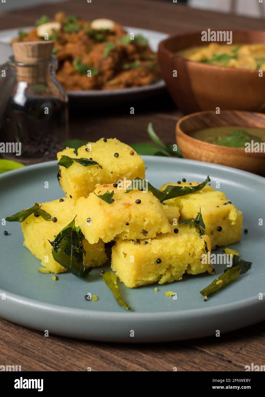 Indische Dhokla Grießkuchen mit Koriander-Chutney Stockfoto