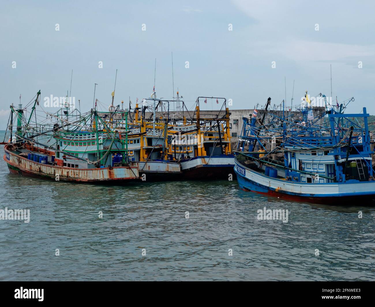 Nakhon Si Thammarat, Thailand 2019, April, 14: Fischerboot Parken im Meer keine Menschen. Stockfoto