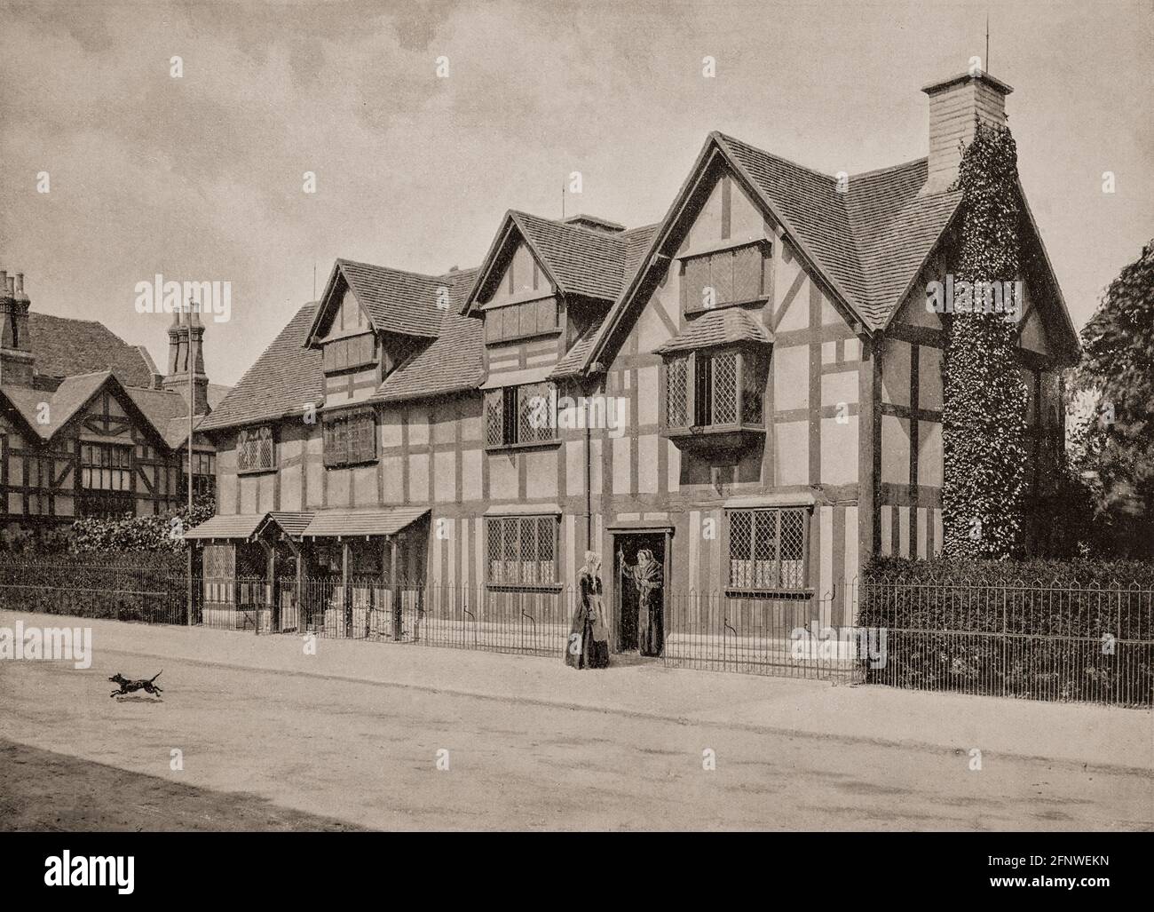 Ein Blick aus dem späten 19. Jahrhundert auf Shakespeares Geburtshaus, ein Fachwerkhaus aus dem 16. Jahrhundert in der Henley Street, Stratford-upon-Avon, Warwickshire, England, wo man glaubt, dass William Shakespeare 1564 geboren wurde und seine Kindheit verbrachte. Stockfoto