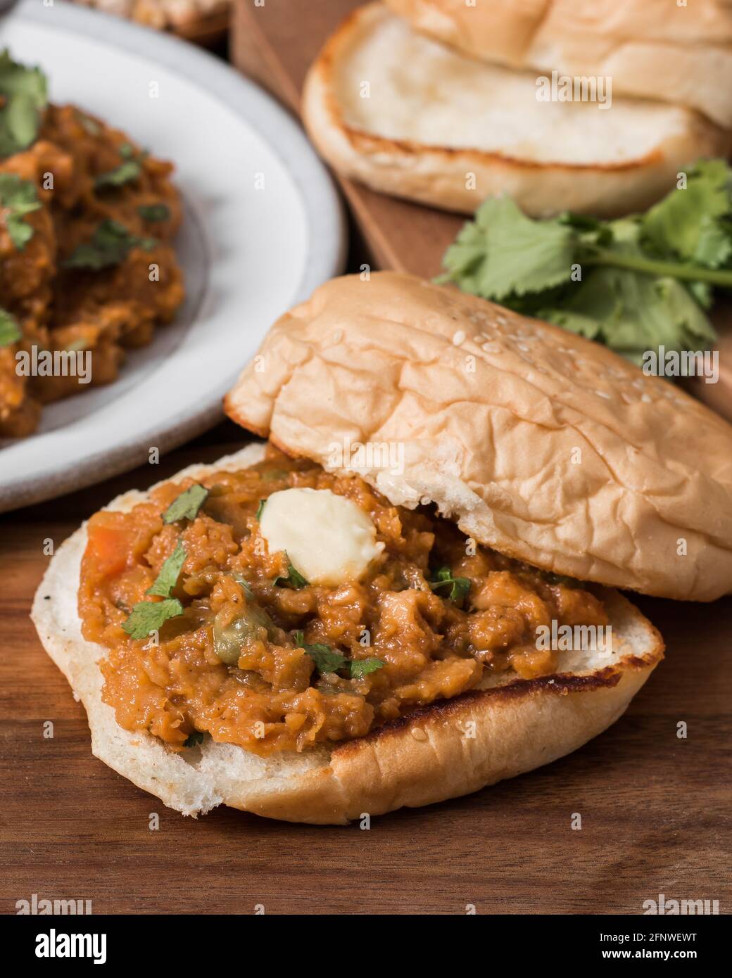 Indisches pav Bhaji Gemüse mit gebuttertem Brötchen mischen Stockfoto