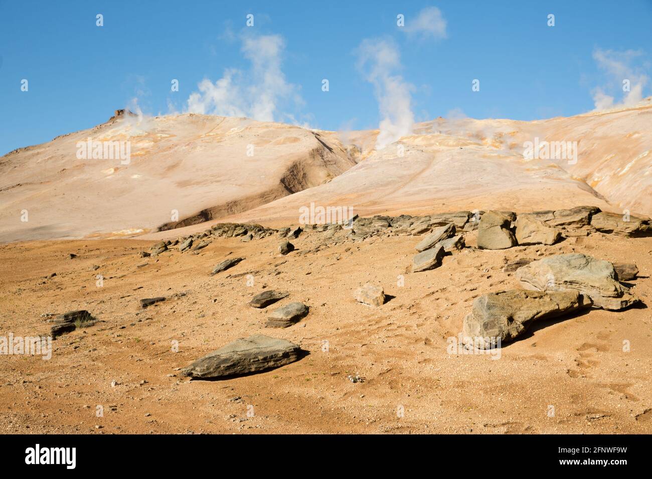 Astronaut in der Landschaft des Mars, Island Stockfoto