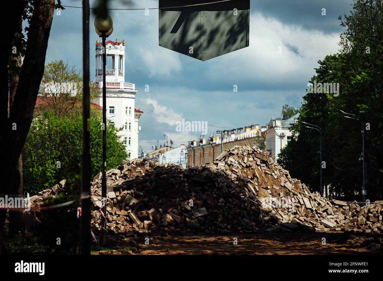 Ein Warnband verbietet den Durchgang. Absperrband um den gefährlichen Ort. Reparaturarbeiten an der Stelle des Asphaltausfalls nach der Katastrophe. Absperrband Stockfoto