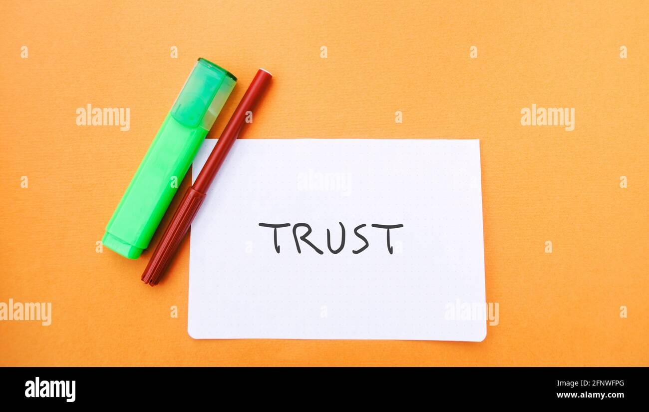 Eine Notiz mit der Aufschrift Trust und einem Marker. Vertrauen Sie Beziehungen zwischen Geschäftspartnern, Freunden, Verwandten. Respekt und Autorität. Vertrauen Stockfoto