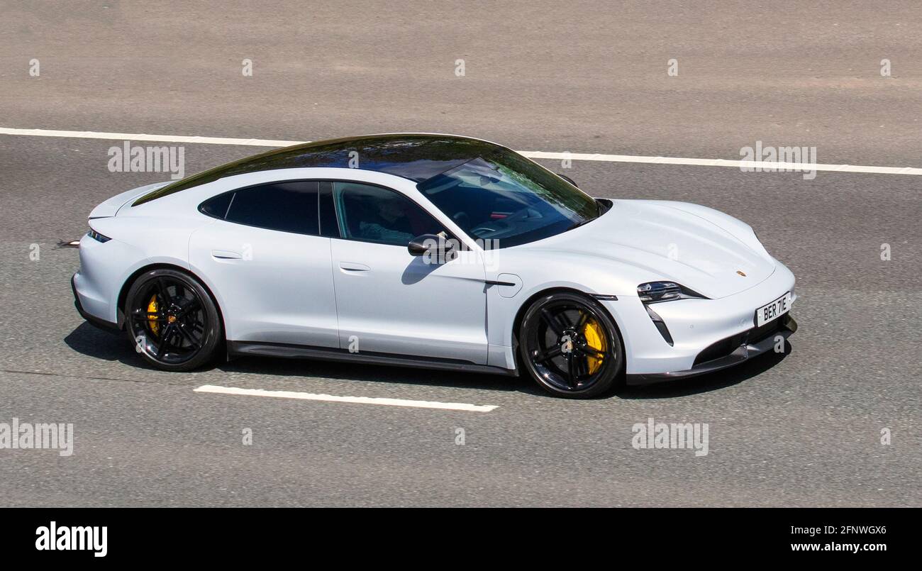 2020 W weiße Porsche Taycan Turbo S Elektrizität; Fahrzeugverkehr, fahrende Fahrzeuge, Porsche Elektrosportwagen, Fahrzeuge, die auf britischen Straßen fahren, Motoren, Fahrzeuge auf der Autobahn M6 des britischen Straßennetzes. Stockfoto