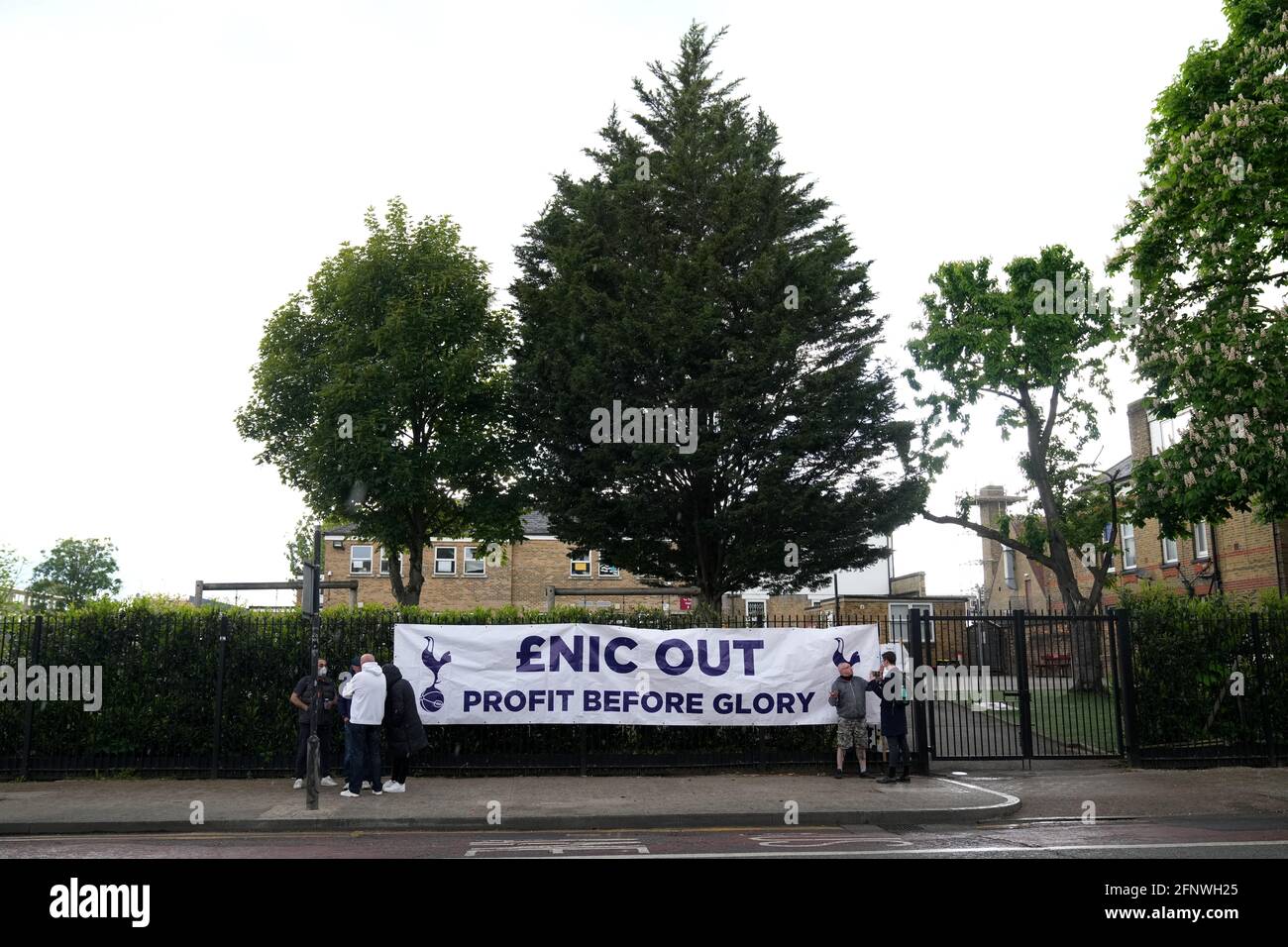 Tottenham Hotspur-Fans protestieren vor dem Premier League-Spiel im Tottenham Hotspur Stadium, London, gegen die Clubbesitzer und den Vorsitzenden neben einem ENIC-Out-Profit. Bilddatum: Mittwoch, 19. Mai 2021. Stockfoto