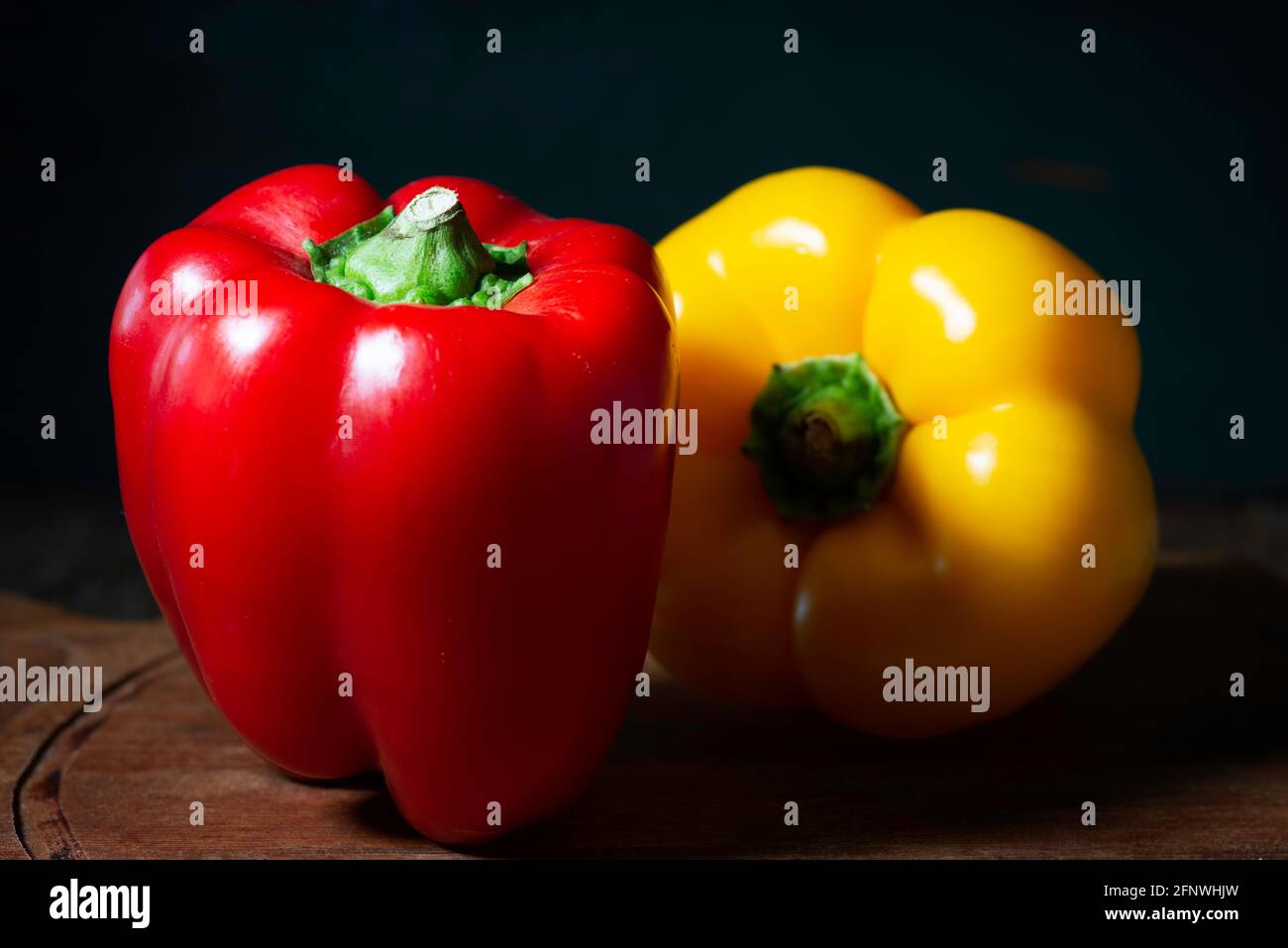 Rote und gelbe Paprika auf dunklem Grund Stockfoto
