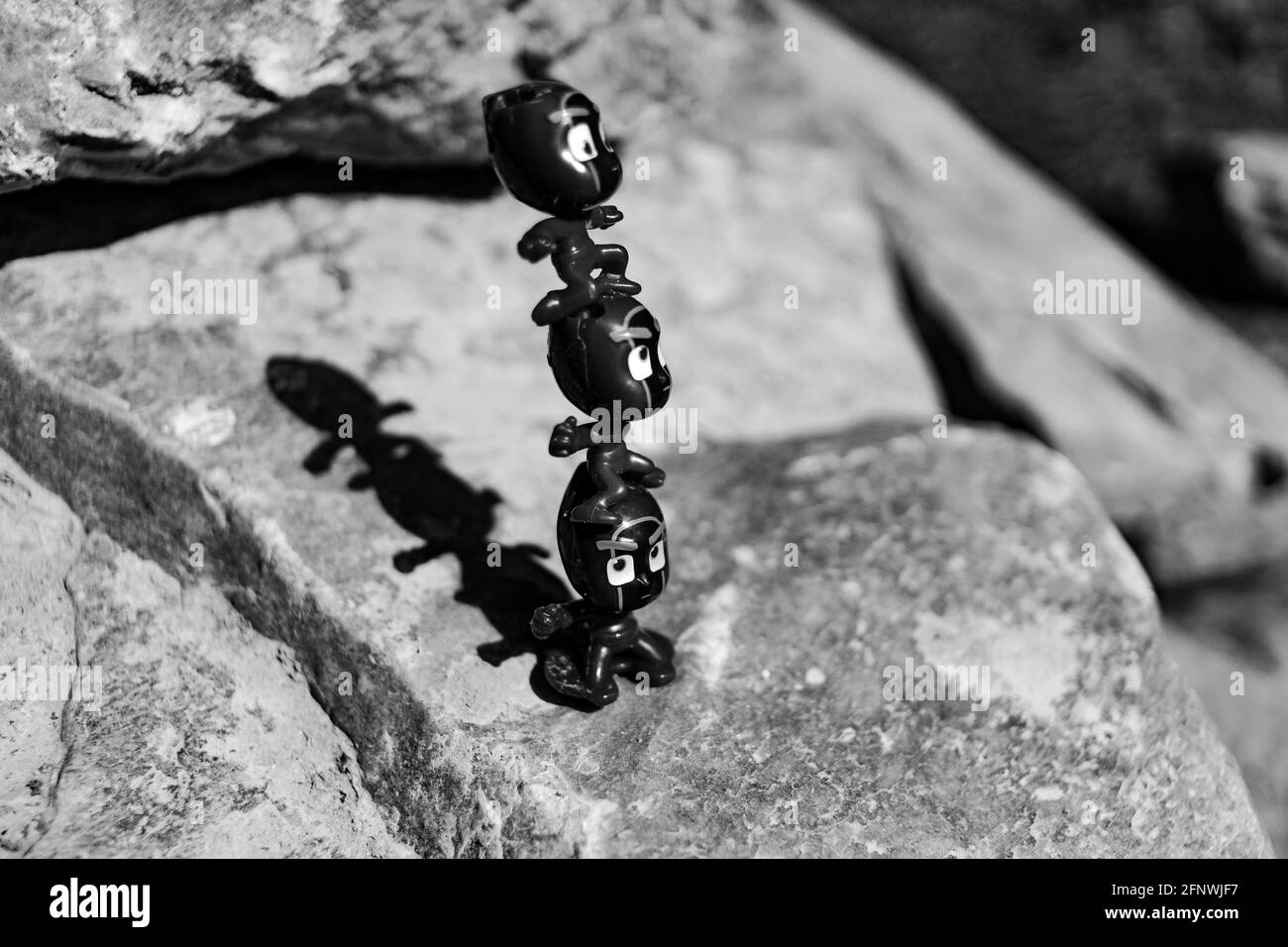 ninja-Figuren stehen aufeinander Stockfoto