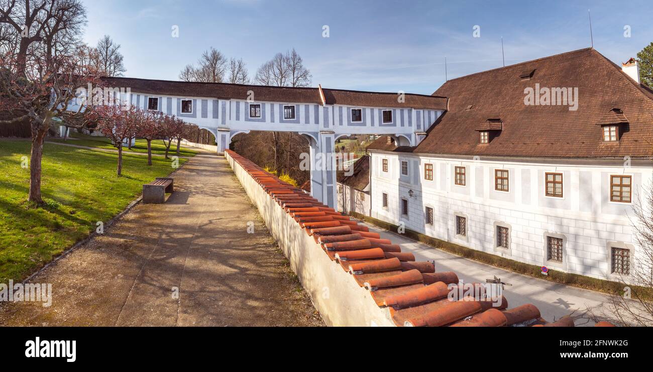 Verbindungsgang, überdachte Brücken zwischen dem Minoritenkloster und den historischen Parks, Schloss Cesky Krumlov, Tschechien Stockfoto