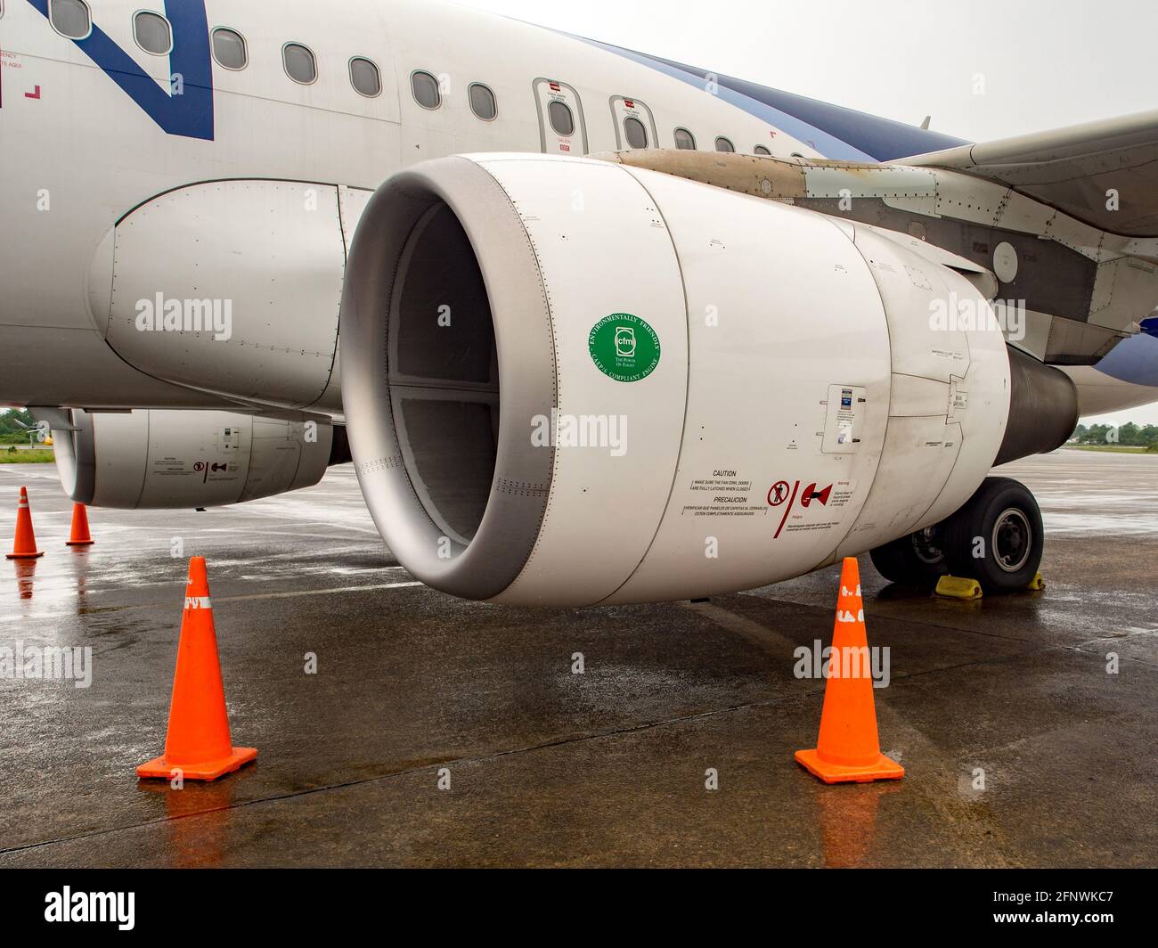 Iquitos, Peru - September 2017: Nahaufnahme eines Flugzeugtriebwerks am Flughafen Iquitos. Peru, Lateinamerika Stockfoto