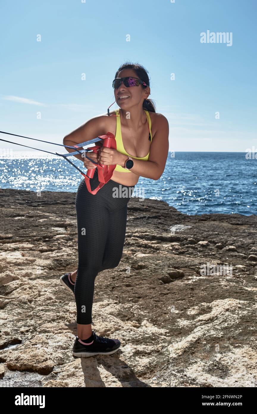 Latinerin, mittleren Alters, trägt Sportkleidung, Training, macht körperliche Übungen, Plank, Sit-Ups, Kletterschritt, Kalorien verbrennen, fit bleiben, Übertrumpfer Stockfoto