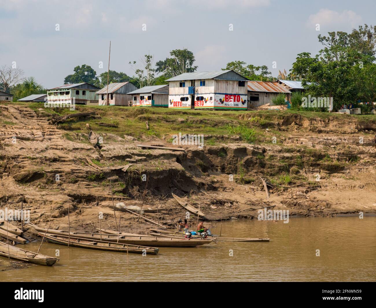 Amazonas, Peru - 12. Mai 2016: Kleines Dorf am Ufer des Amazonas Stockfoto