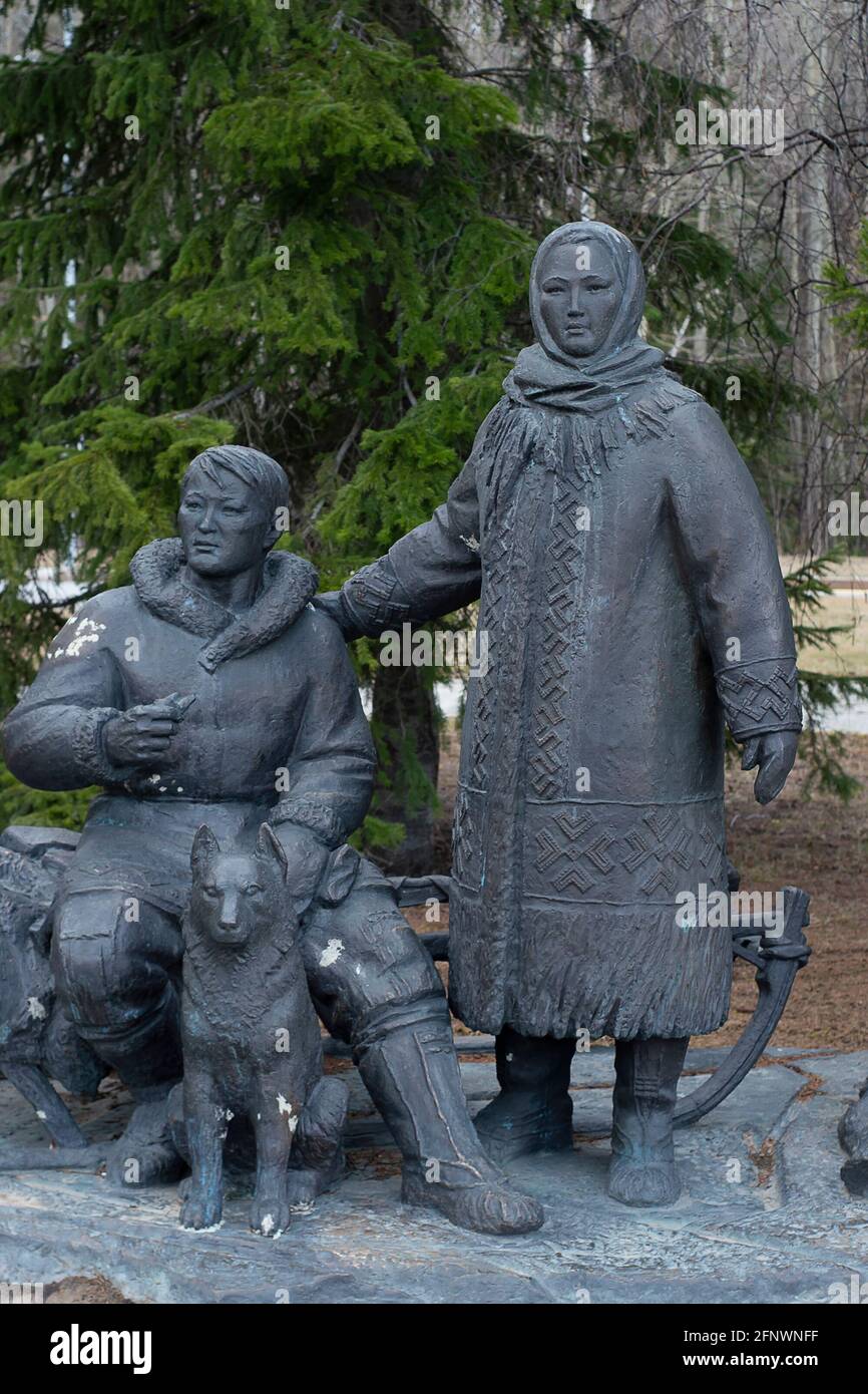 Denkmal für die einheimischen Aborigines. Chanty-Mansijsk Stadt, Russland - 3. Mai 2021 Stockfoto