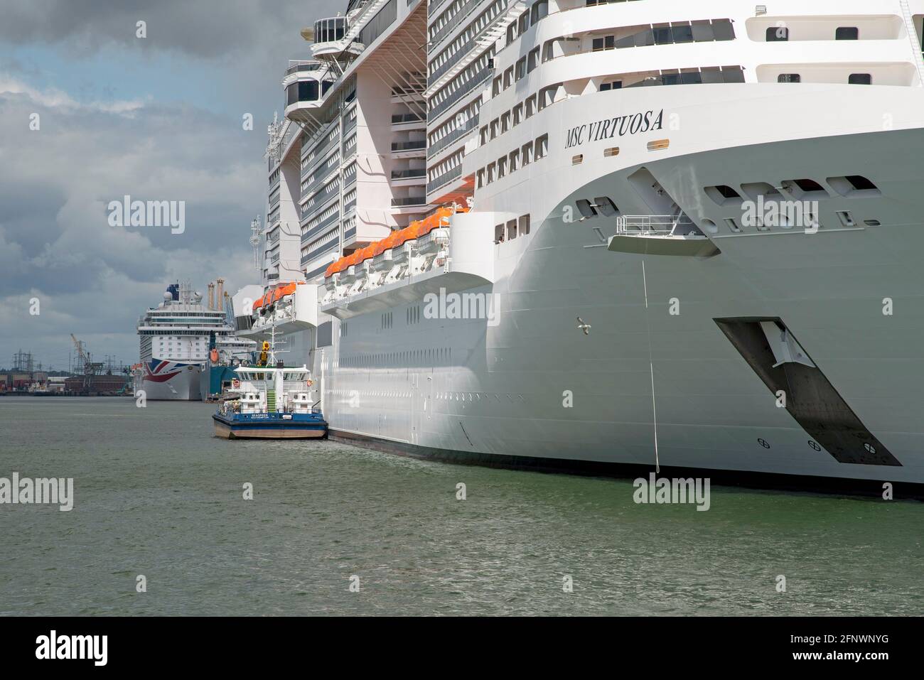 Southampton, England, Großbritannien. 2021. Das Kreuzschiff MSC Virtuosa liegt am City Cruise Terminal, vom Mayflower Park aus gesehen, Southampton, Großbritannien Stockfoto