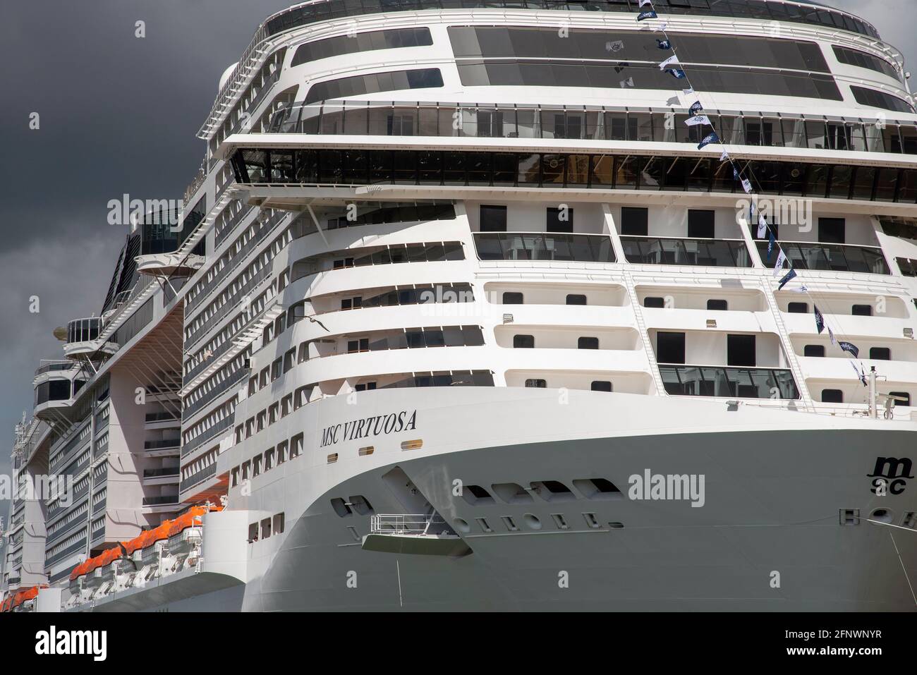 Southampton, England, Großbritannien. 2021. Das Kreuzschiff MSC Virtuosa liegt am City Cruise Terminal, vom Mayflower Park aus gesehen, Southampton, Großbritannien Stockfoto