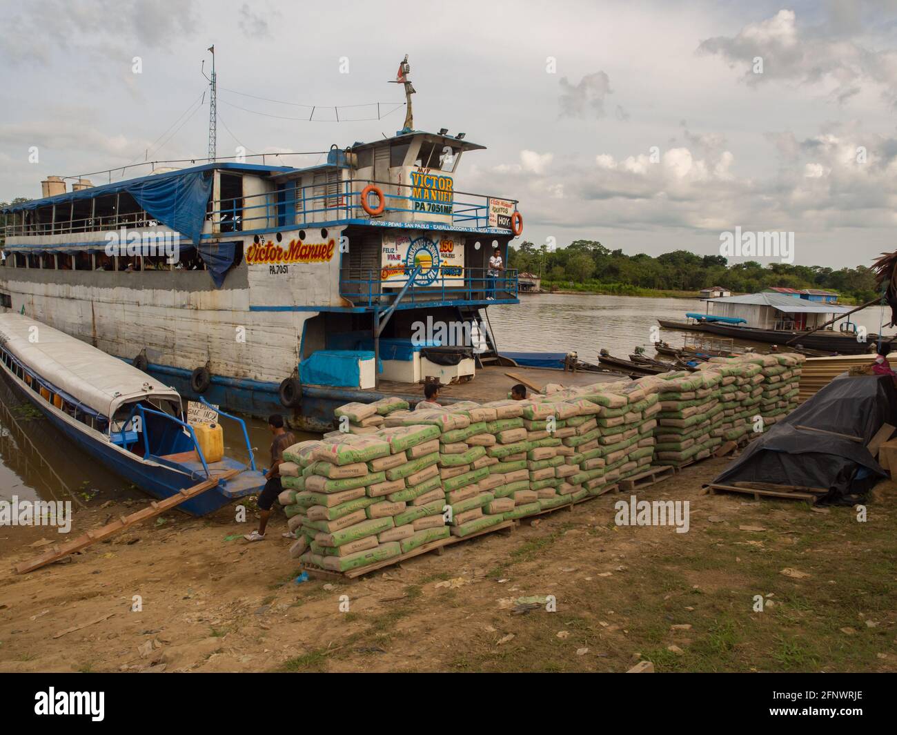 Caballococha, Peru - 11. Dez 2017: Kleine Stadt mit dem Hafen am Ufer des Amazonas auf dem Weg von Santa Rosa nach Iquitos. Amazonien. Südamerika Stockfoto