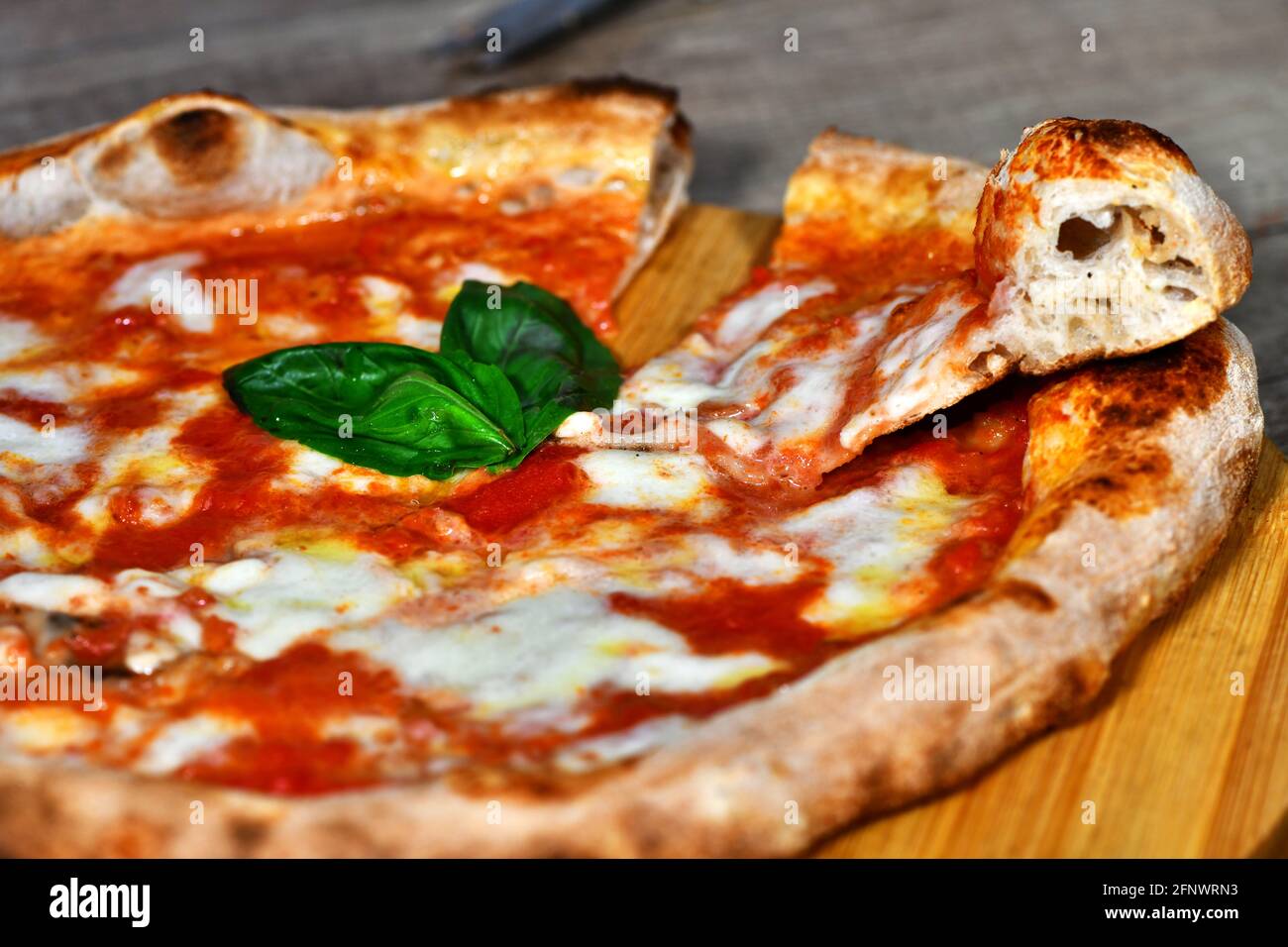 Italienische Pizza mit hohem Teig, neapolitanische margherita auf Basis von Mozzarella, Käse, Büffelmozzarella, Tomatensauce und Basilikum Stockfoto