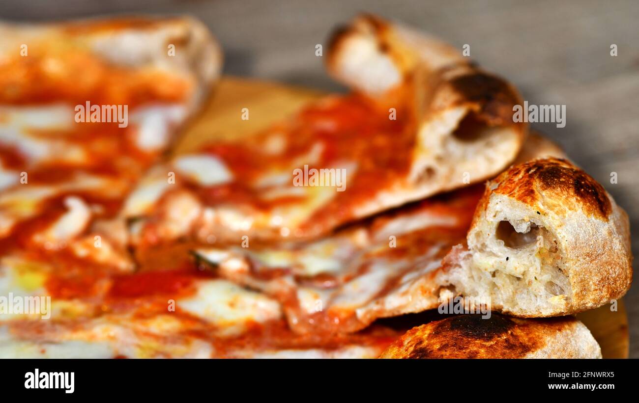 Italienische Pizza mit hohem Teig, neapolitanische margherita auf Basis von Mozzarella, Käse, Büffelmozzarella, Tomatensauce und Basilikum Stockfoto