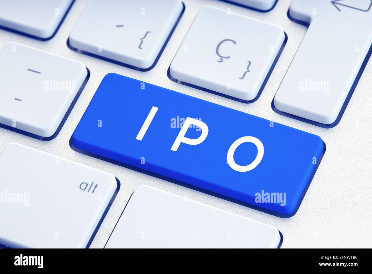 IPO-Wort auf blauer Computertastatur. Anfängliches Public Offering-Konzept Stockfoto