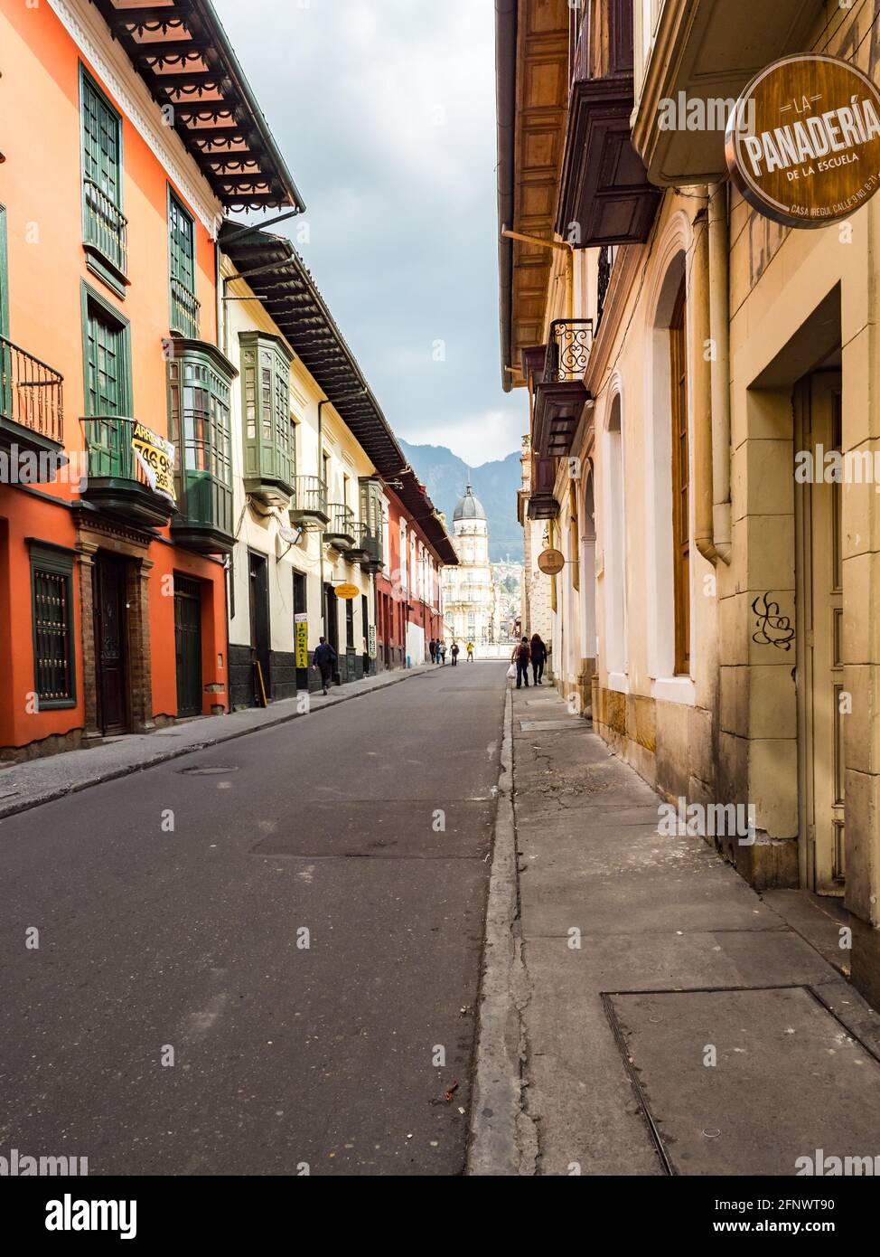 Bogota, Kolumbien - 23. November 2018: Die Straße von Bogotá mit kolonialen Gebäuden und Blick auf den Monserrate Hill und Narino Haus, La Candelaria distri Stockfoto