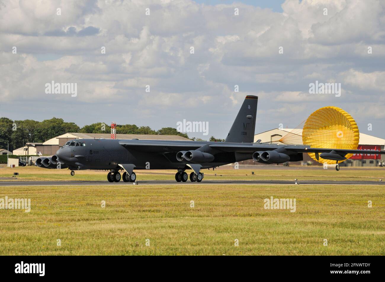 USAF Boeing B-52 Stratofortress-Atombomber-Düsenflugzeug beim Royal International Air Tattoo, RIAT, bei RAF Fairford, Großbritannien, mit hinterliegener Bremsrutsche Stockfoto