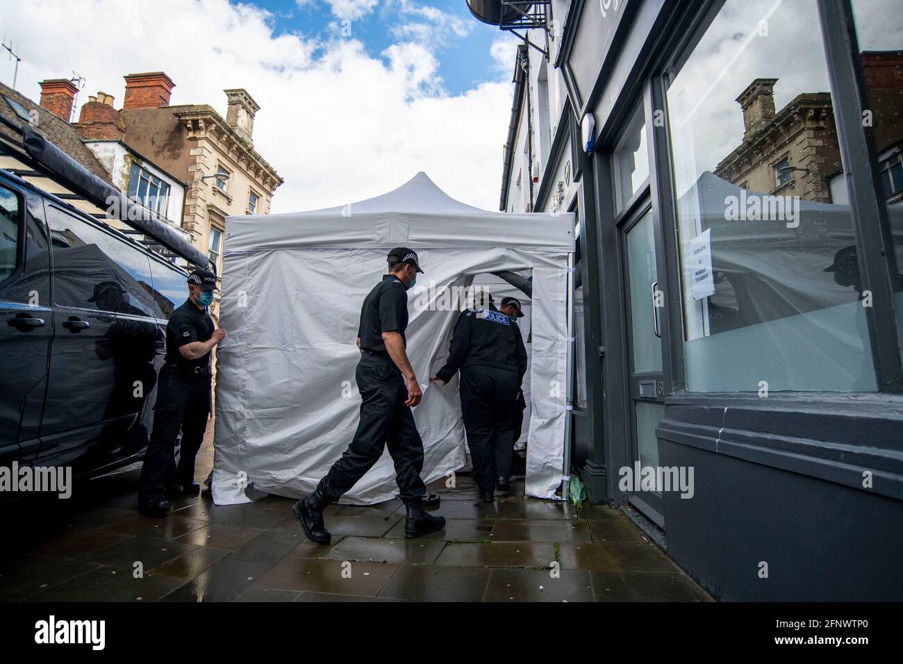 Die Polizei sucht in einem Café in Gloucester nach einer Leiche, die mit einem Mädchen in Verbindung steht, das befürchtet wurde, vom Serienmörder Fred West ermordet zu werden. Stockfoto