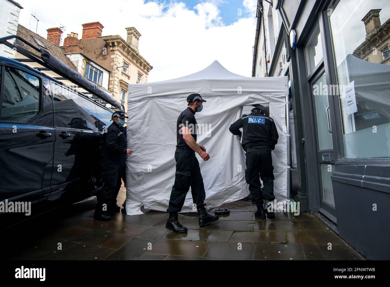 Die Polizei sucht in einem Café in Gloucester nach einer Leiche, die mit einem Mädchen in Verbindung steht, das befürchtet wurde, vom Serienmörder Fred West ermordet zu werden. Stockfoto