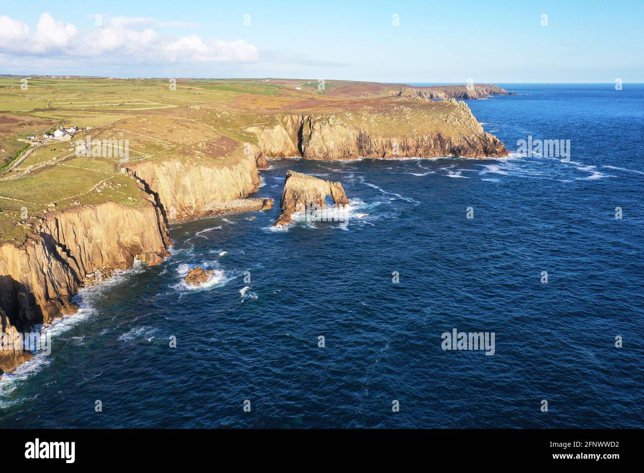 Wunderschöne zerklüftete Küste, aufgenommen am Lands End Cornwall, England Stockfoto