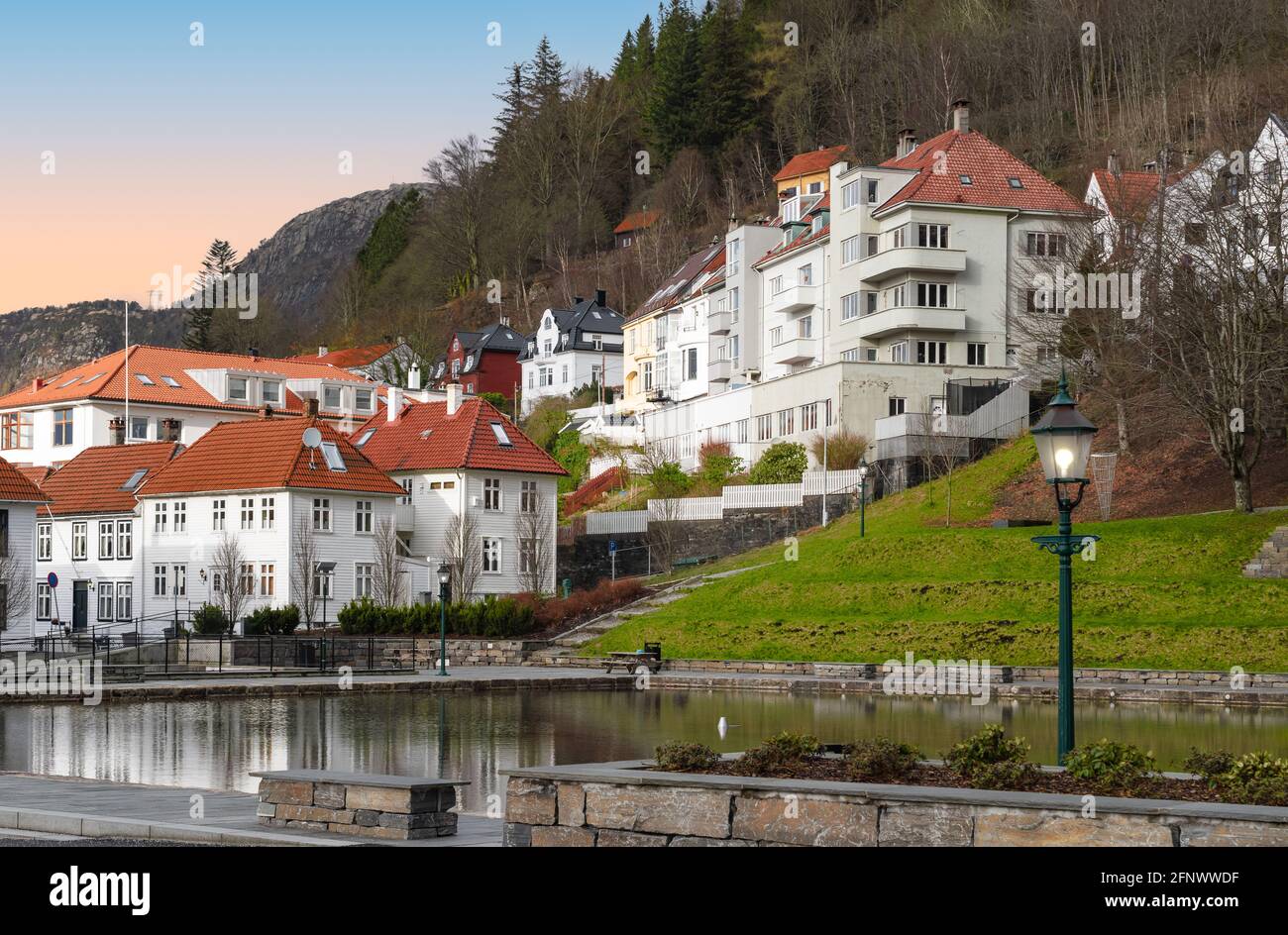 Wohngebiet mit Teich im Stadtzentrum von Bergen, Norwegen. Stockfoto