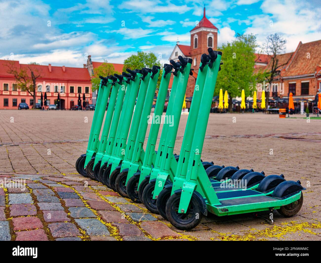 Dockless Elektro-Scooter auf dem Bürgersteig. Elektroroller sparsames Fahrzeug in der Stadt für jeden Tag Stockfoto