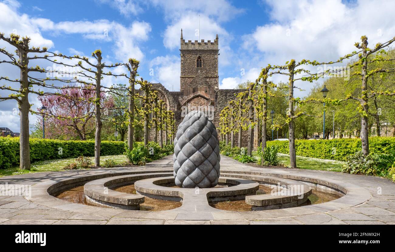 Garten Wasser Funktion neben der St Peter's Church im Schlosspark im Zentrum von Bristol UK mit Skulpturen von Peter Randall-Page Stockfoto