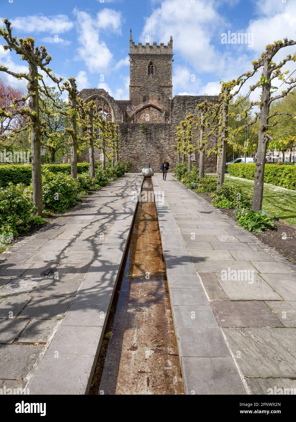 Garten Wasser Funktion neben der St Peter's Church im Schlosspark im Zentrum von Bristol UK mit Skulpturen von Peter Randall-Page Stockfoto